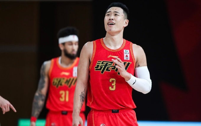 狂胜41分+7战6胜，广东子弟兵一黑到底，他们要掀翻新疆