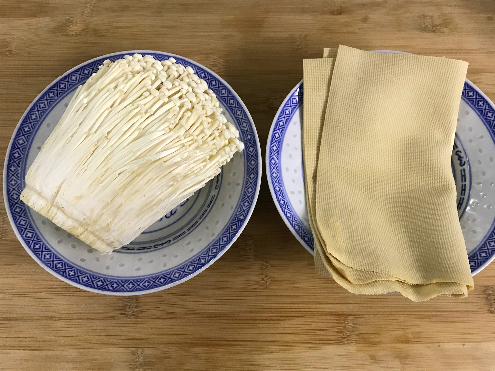 Tofu skin is a way to never tire of eating, add a handful of enoki mushrooms, boil it and cook it better than meat, and it is nutritious and low-fat
