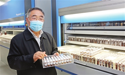 张伯礼带领团队科研攻关 为抗疫“中国方案”贡献中医药力量 中药组分库：为中医药插上现代科技“翅膀”