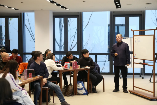 湖畔大学，老胡谈从商之道，送学员三个字“驮得住”