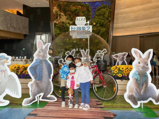 好幸福！郭晶晶晒一家五口温馨日常，与霍启刚爬山自拍秀足恩爱