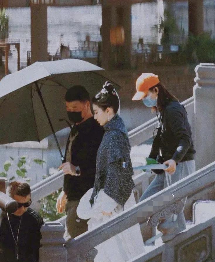 刘亦菲陈晓牵手路透被曝，甜度胜过杨幂许凯，2人古装扮相太惊艳