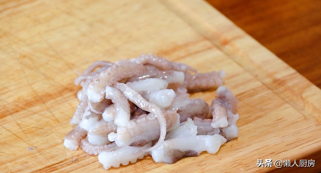 這是爆炒八爪魚的做法，水沸焯水就錯了，教你一招，吃起來不老