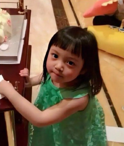 趙薇11歲女兒近照曝光，大眼高鼻樑臉蛋白嫩，長發到腰腿又細又長