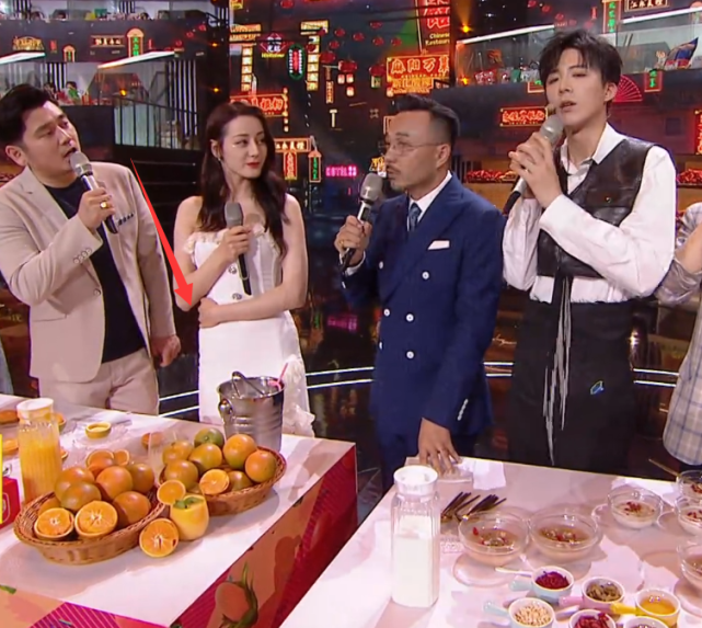 热巴直播时被求婚，汪涵慌忙抓住男人手腕，谁