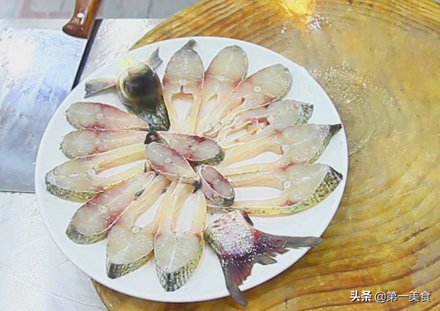 图片[4]-厨师长分享剁椒武昌鱼的做法口感细腻 香辣美味 又是一道待客菜-起舞食谱网