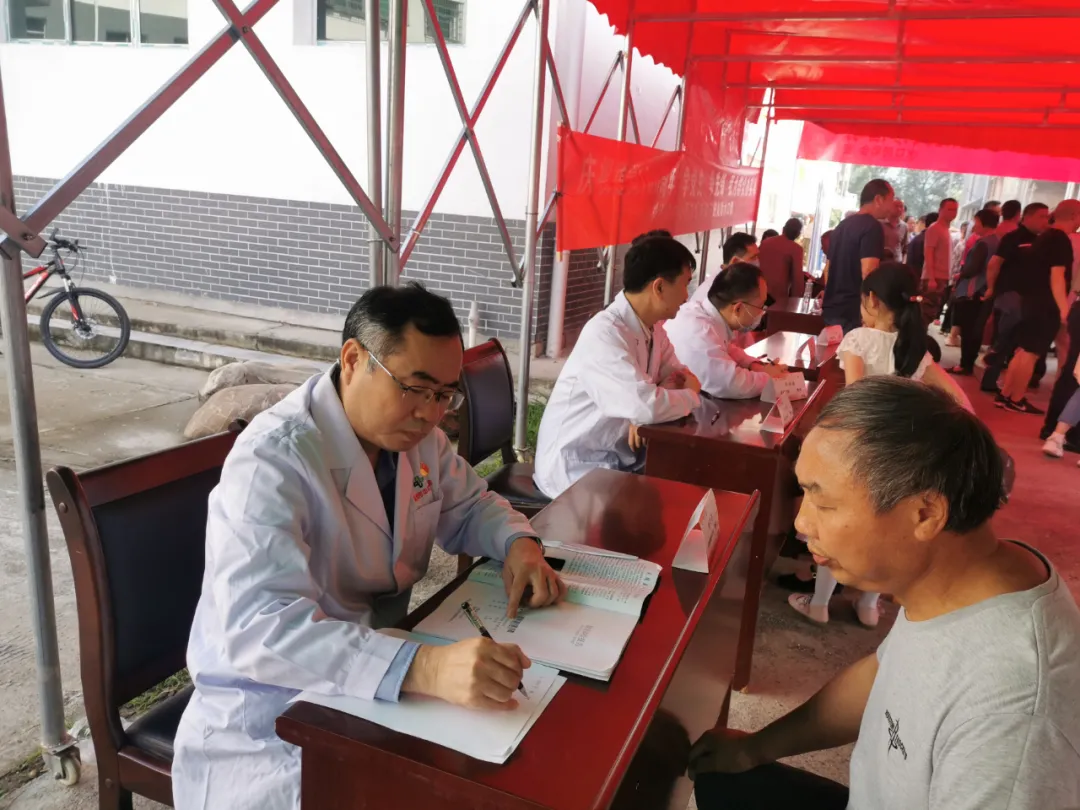 学党史,当先锋,我为群众办实事——炎陵县水口镇义诊、助学活动
