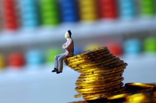 當貨幣出現貶值，對富人和窮人哪個傷害更大？ 終於有了答案