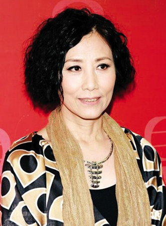 汪明荃用塑料布铺桌子显寒酸，却被曝房子值六千万阳台能站50人