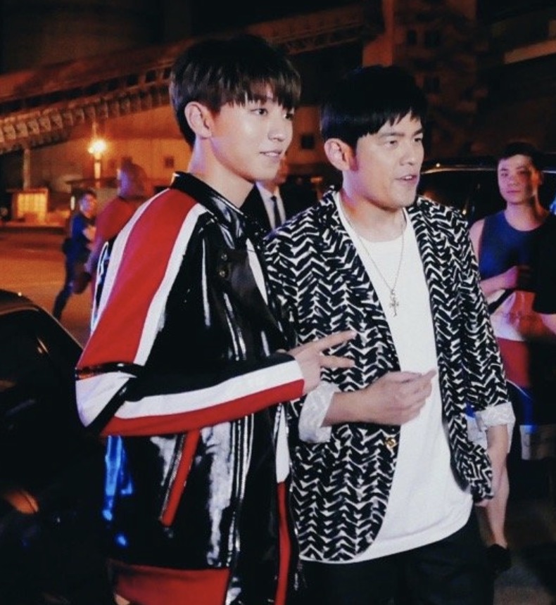 周杰伦王俊凯比剪刀手，首次合作电影，一个当监制一个特别演出