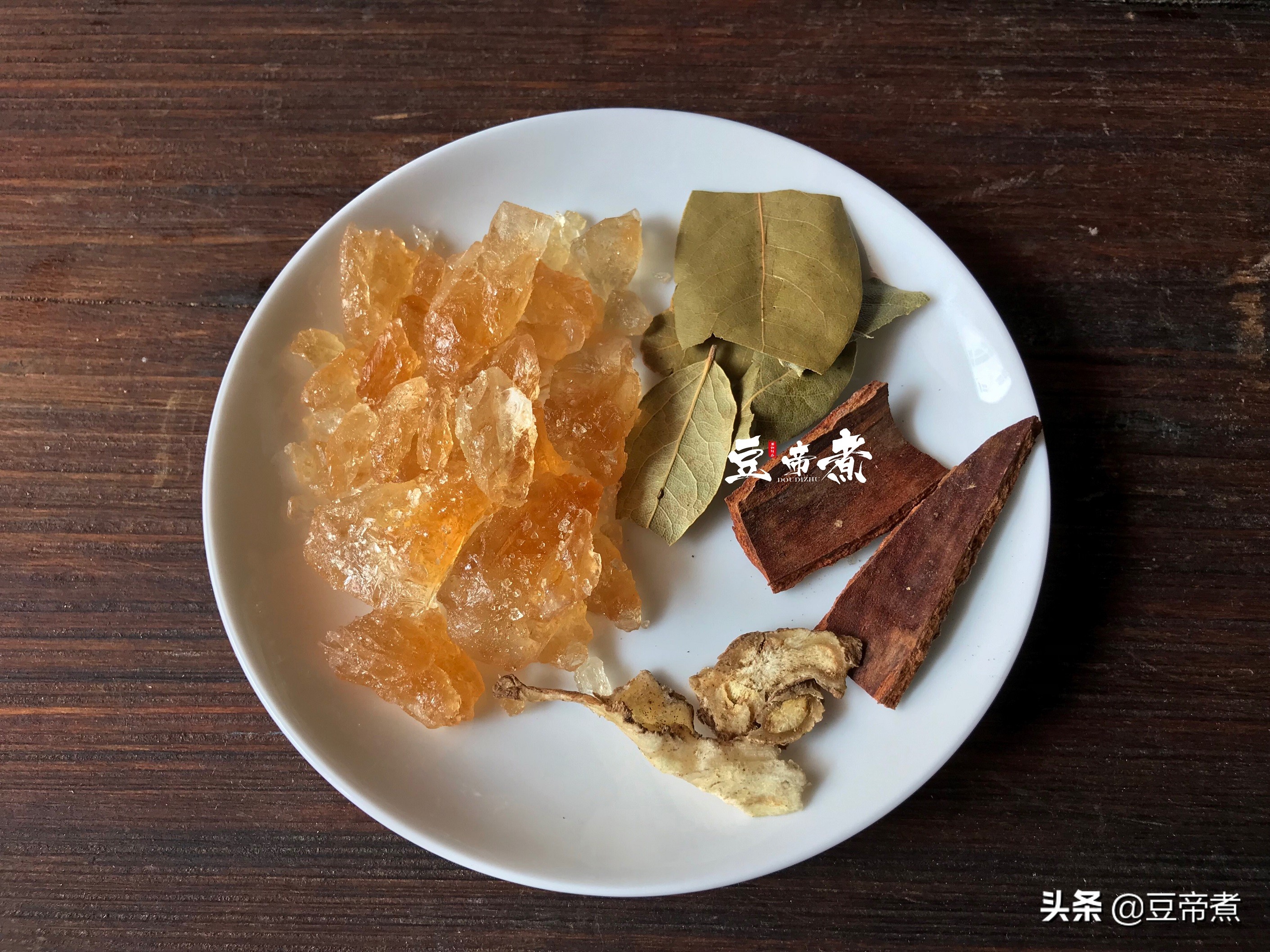 “毛豬”價格跌破10塊錢，趁著豬肉降價，鹵點豬腳解解饞，真香
