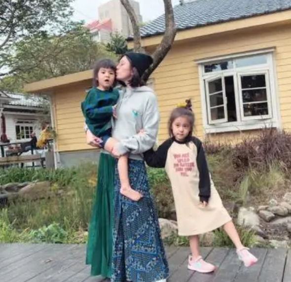 ​贾静雯晒波妞咘咘近照，俩女儿颜值愈发出众，已提前定好小女婿