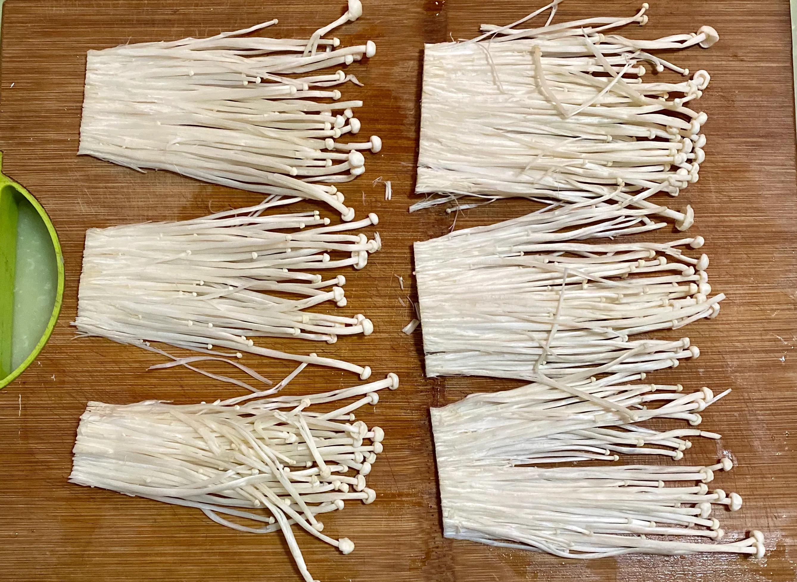 金針菇這樣炸著吃，酥的掉渣，成本不足5塊錢，老公說好像發財樹