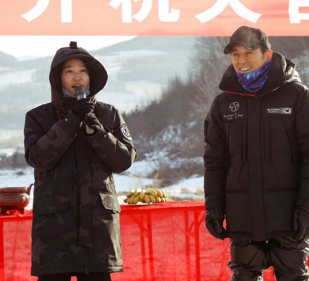 張藝謀39歲嬌妻曬照！37歲長女穿迷彩衣顯嬌小，顏值不及后媽