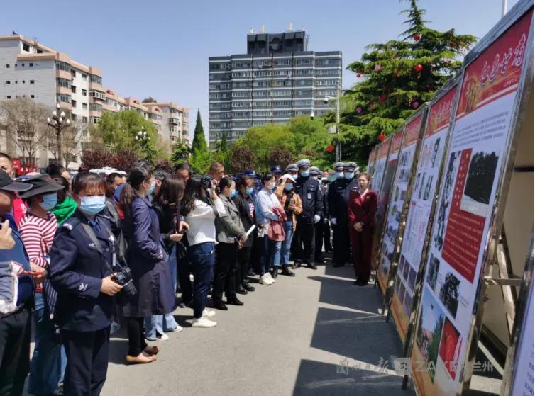 兰州市西固区“露天党史馆”吸引众多市民