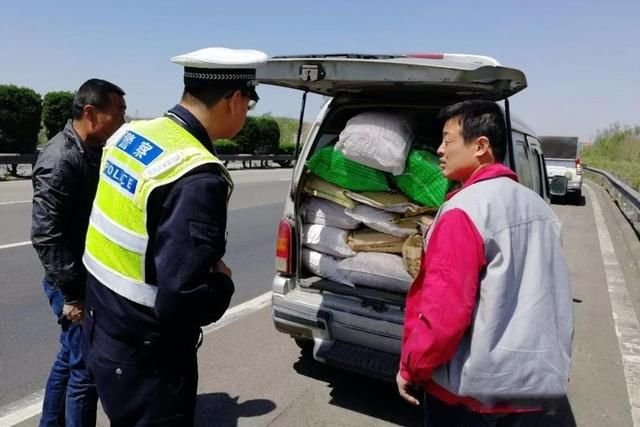 后备箱放可乐被罚200，车主反问交警道：你说我