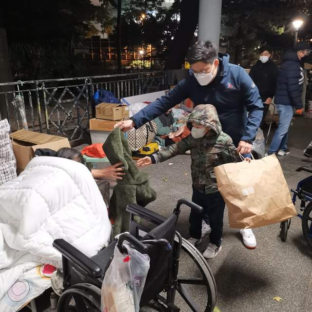 霍啟剛一家五口出遊，郭晶晶提三部滑板車，媽媽力Max