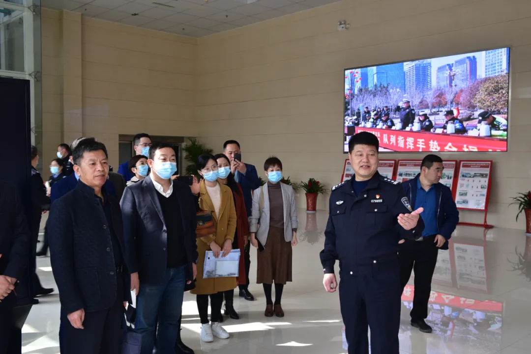 临沂交警直属三大队举办“向党和人民报告——警营开放日”活动