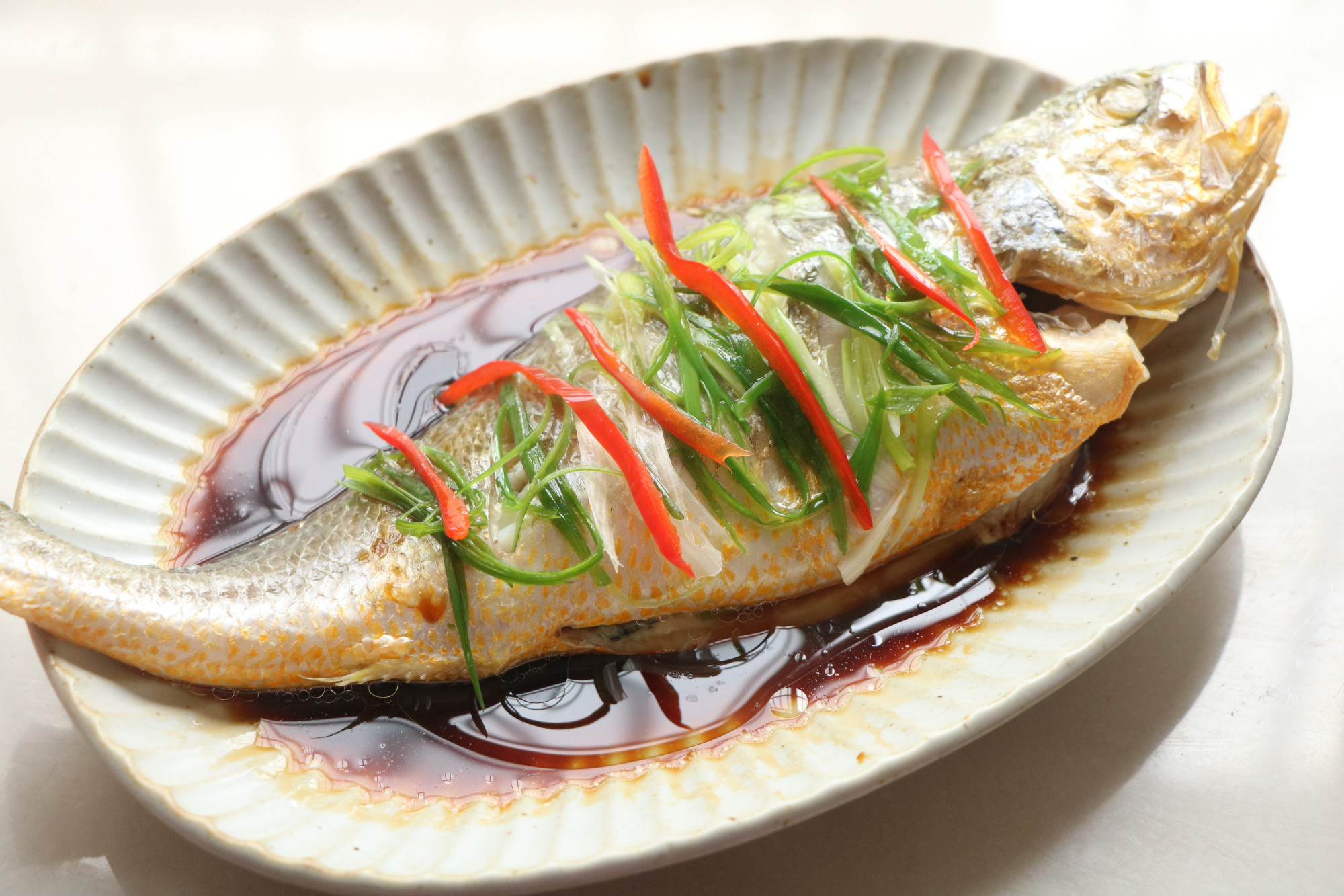 最近迷上了吃鱼，肉多刺少超鲜嫩，不管清蒸红烧，每顿一条不够吃