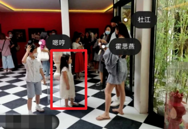 杜江和霍思燕一家出遊，神秘小女孩再現身，露側臉與霍思燕熱聊