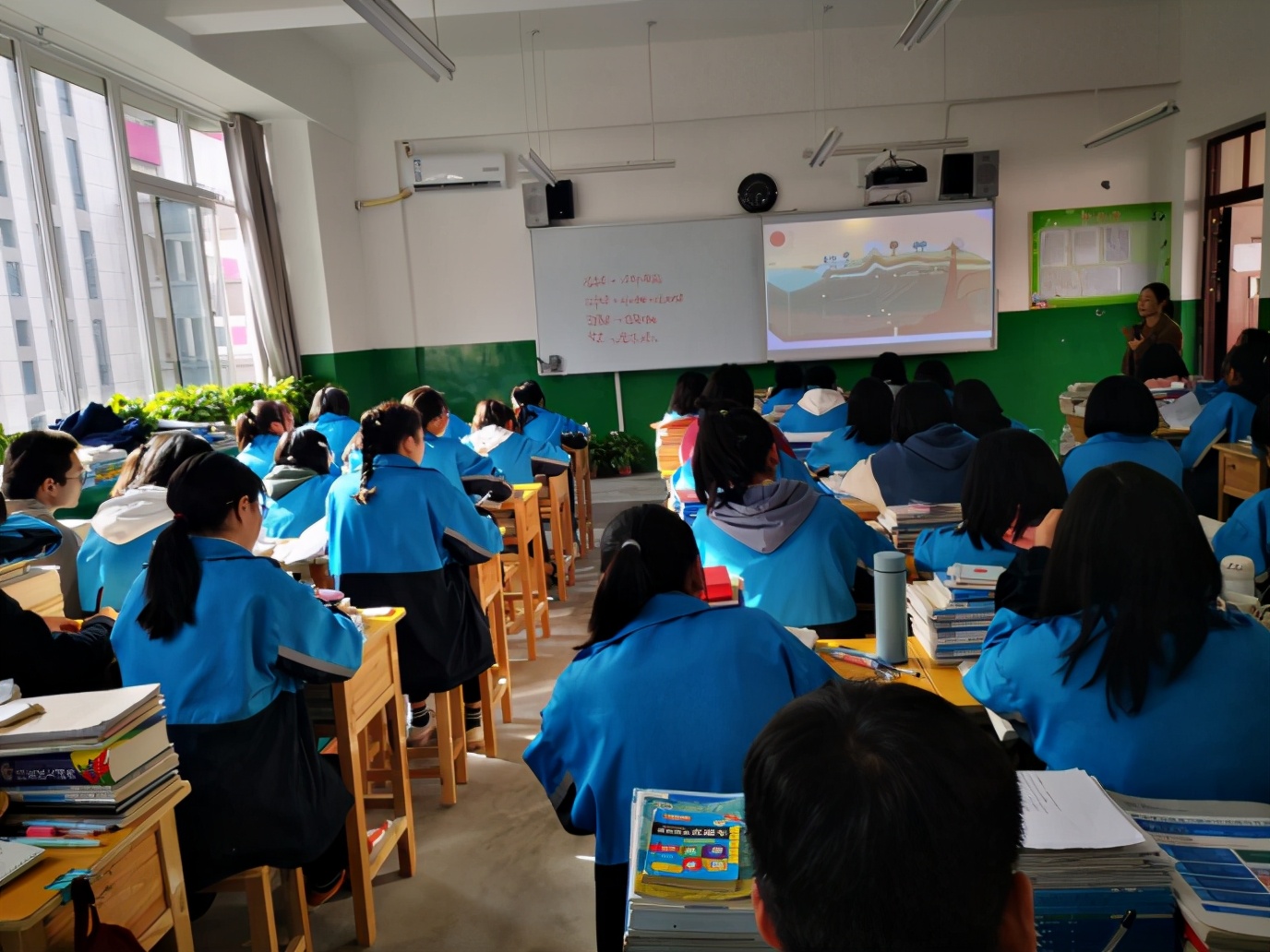 甘肃陇南15所学校装上了1500多套海尔自清洁<a href=http://www.qhea.com/kongtiao/ target=_blank class=infotextkey>空调</a>