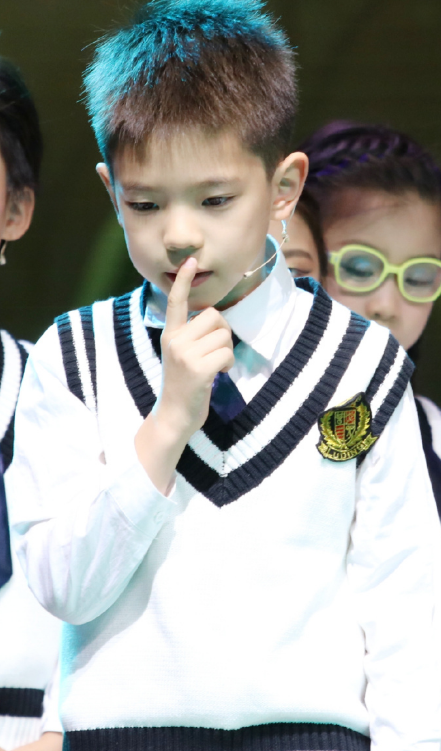 霍思燕兒子音樂劇表演高清照曝光，嗯哼自己寫歌還領舞，星範十足