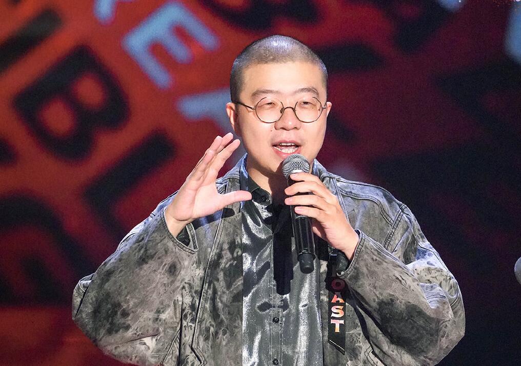 Plum absurd right " prompt of the congress that spit groove implement " the response gave Yi Li contest and star honored guest's greatest respect