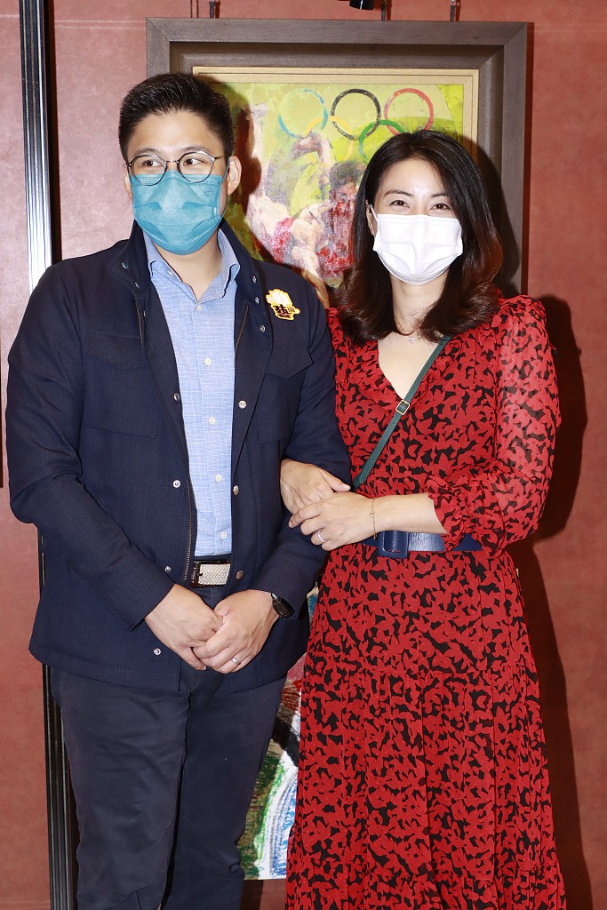 霍啟剛陪兒子外出騎行，學習健身兩把抓，力當稱職好爸爸