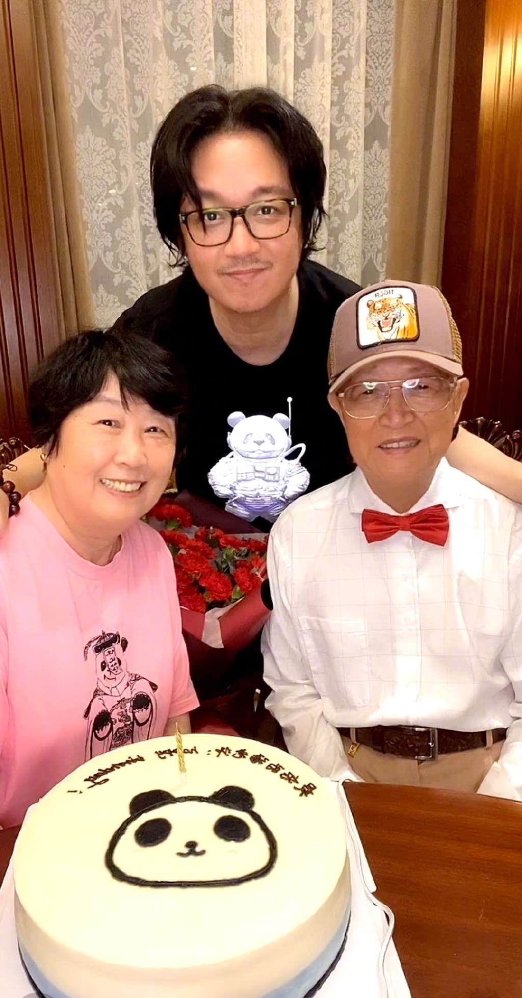 尹姝贻潘粤明外出牵手被拍，潘粤明的造型年轻