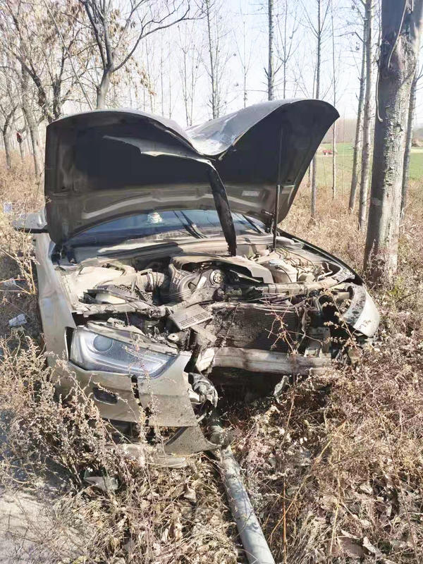 一奥迪车头防撞梁被撞成U字型，安全气囊未打开，4S店：没达到触发的条件