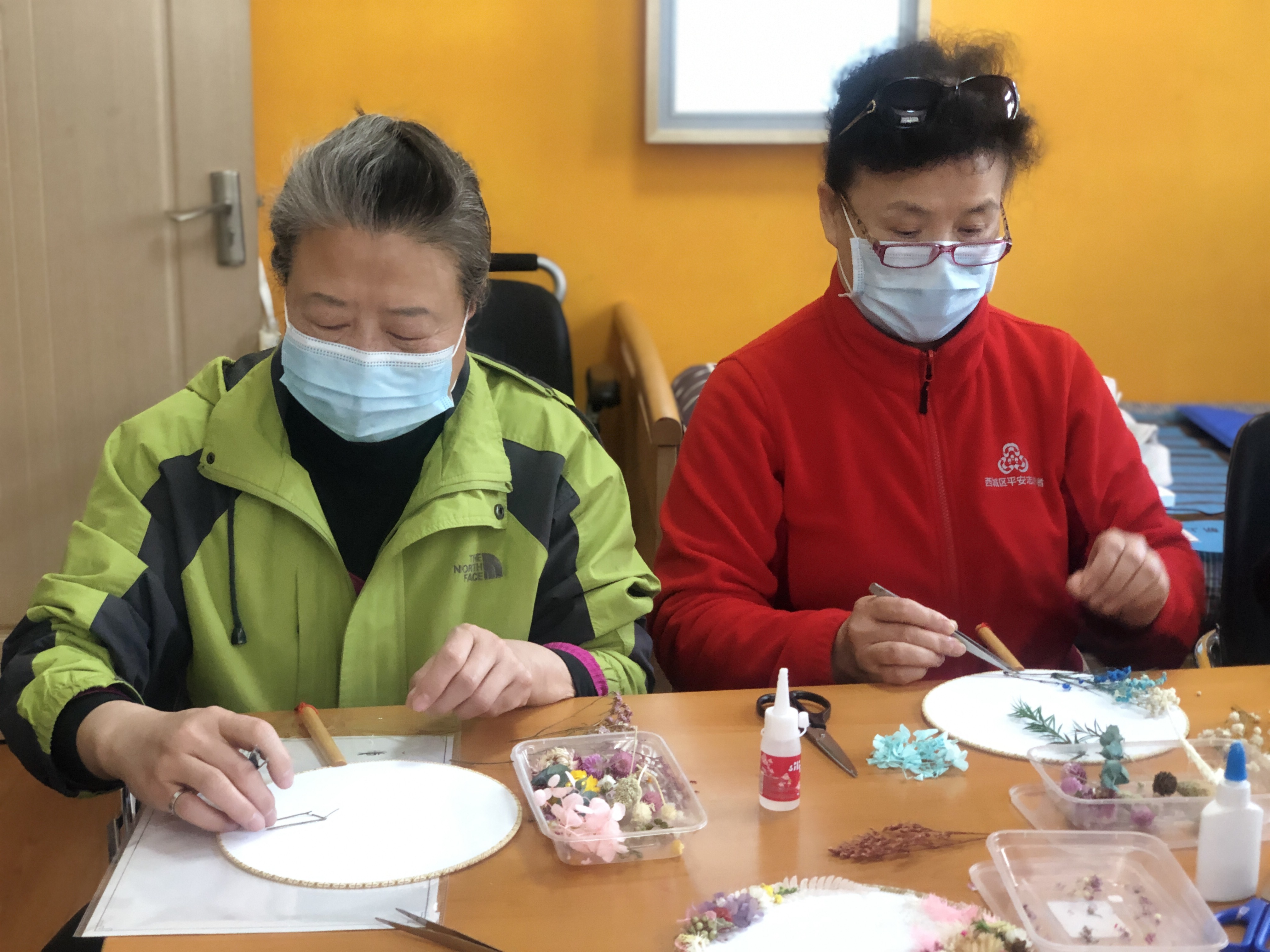 春暖花开，女神精彩——铁四社区团扇制作主题活动