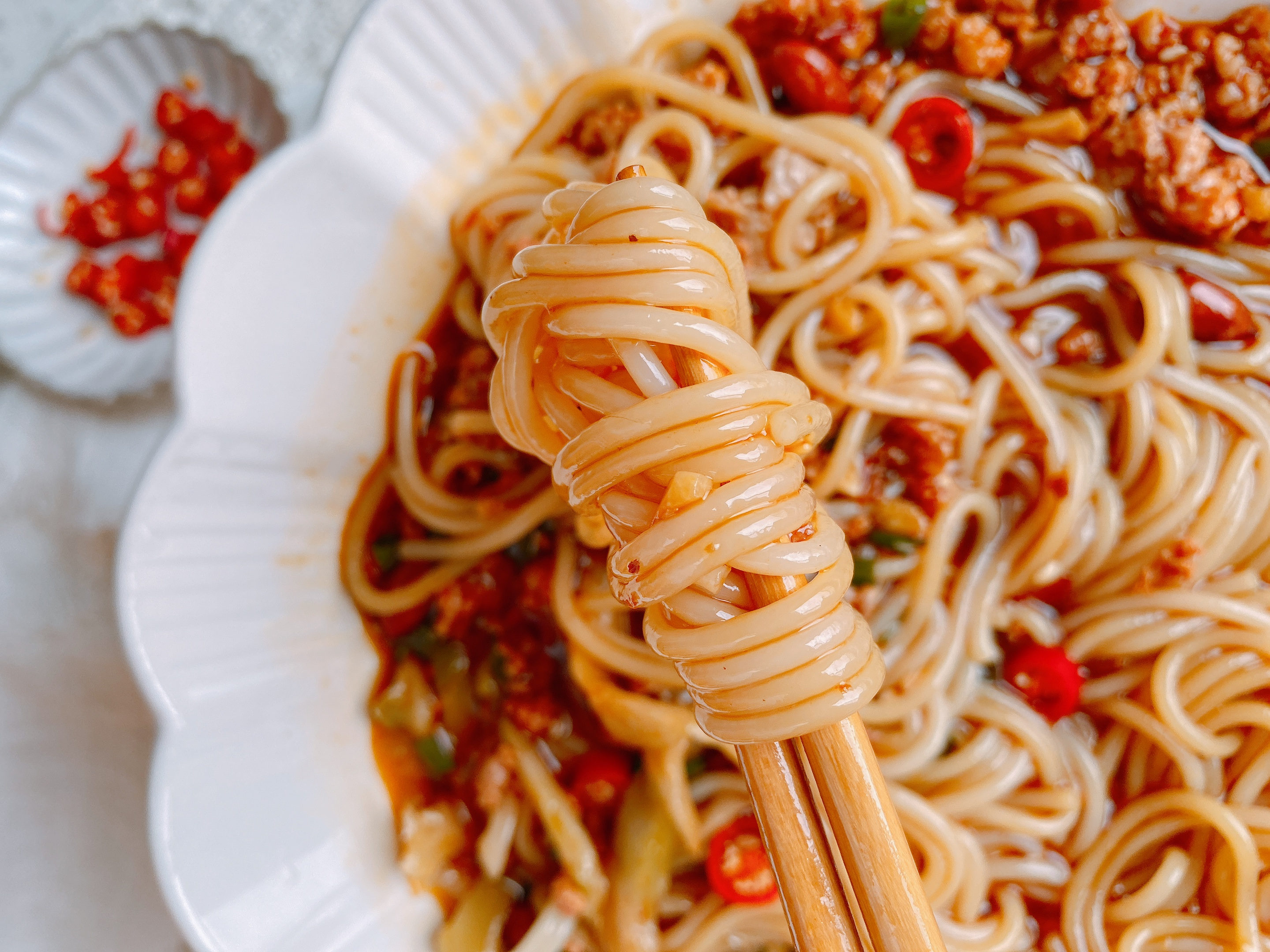 这是我做过最好吃的米粉，10分钟搞定，酸辣开胃，味道不输小吃街