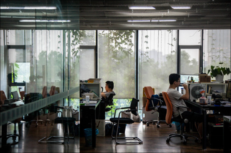 那个准点下班的人，比我先升职了...