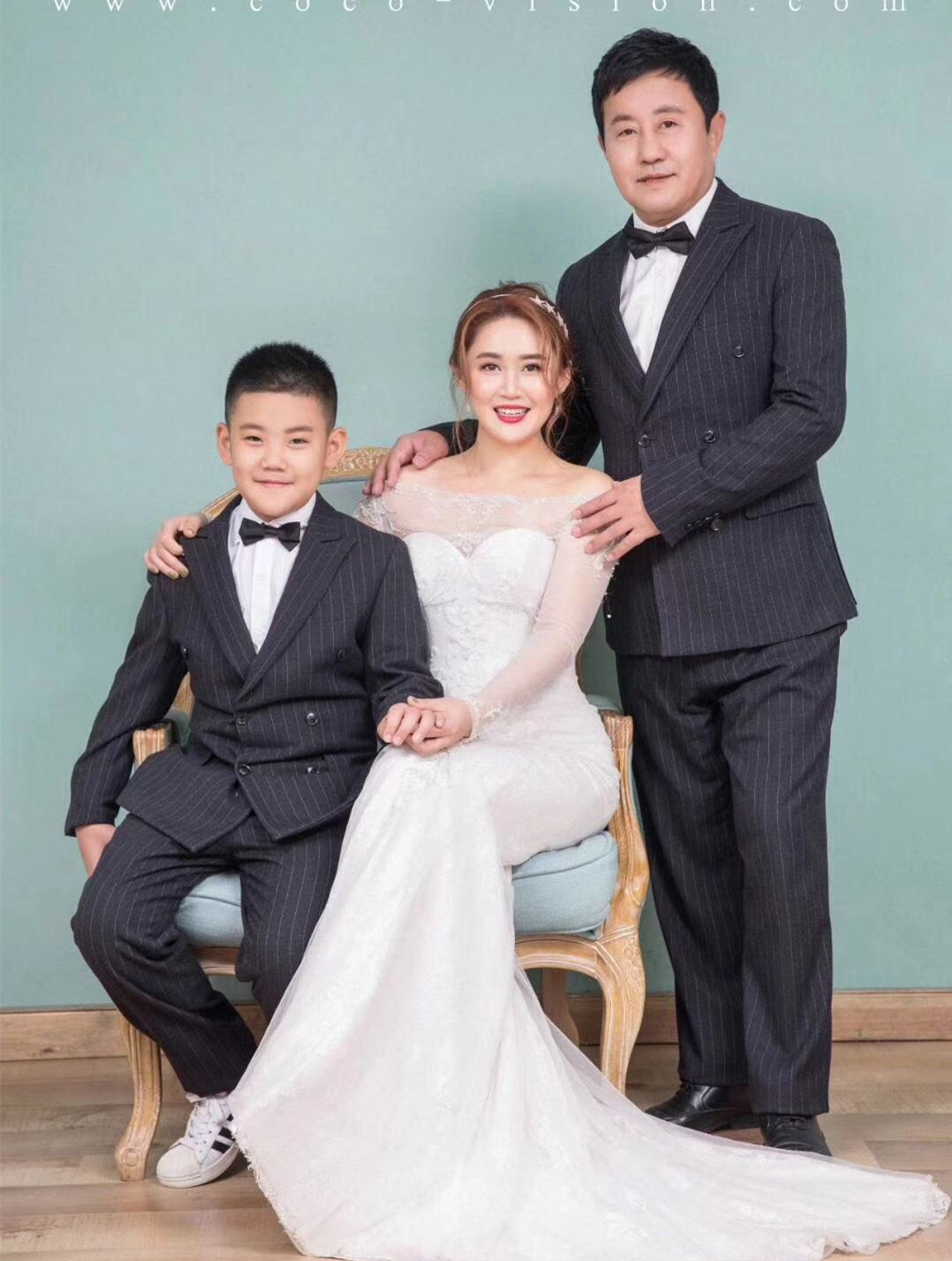 吴琼也并没有因为王小宝的事业发展红火而有所懈怠,依旧奋力拼搏.