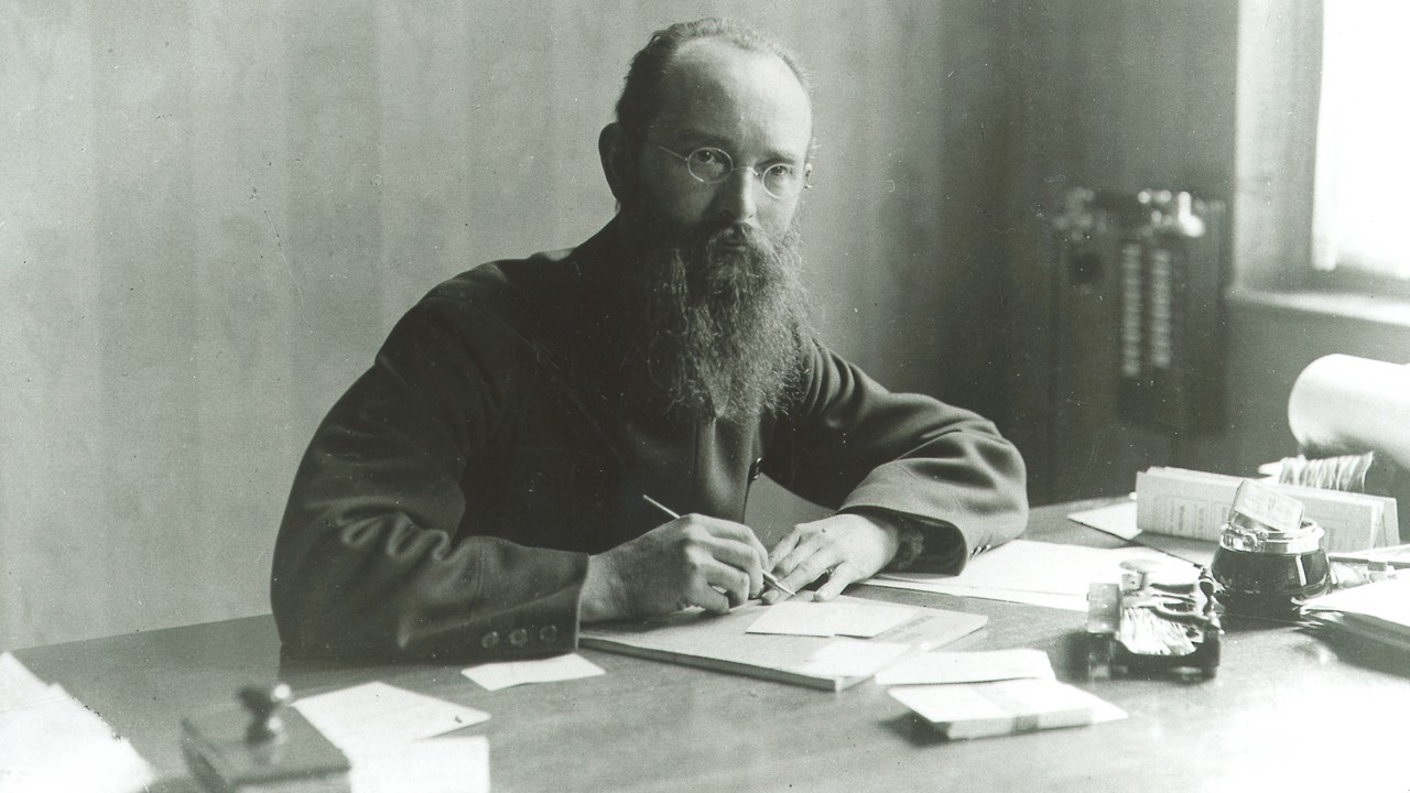 德国少年辍学建百亿跨国集团，花甲失子造就博