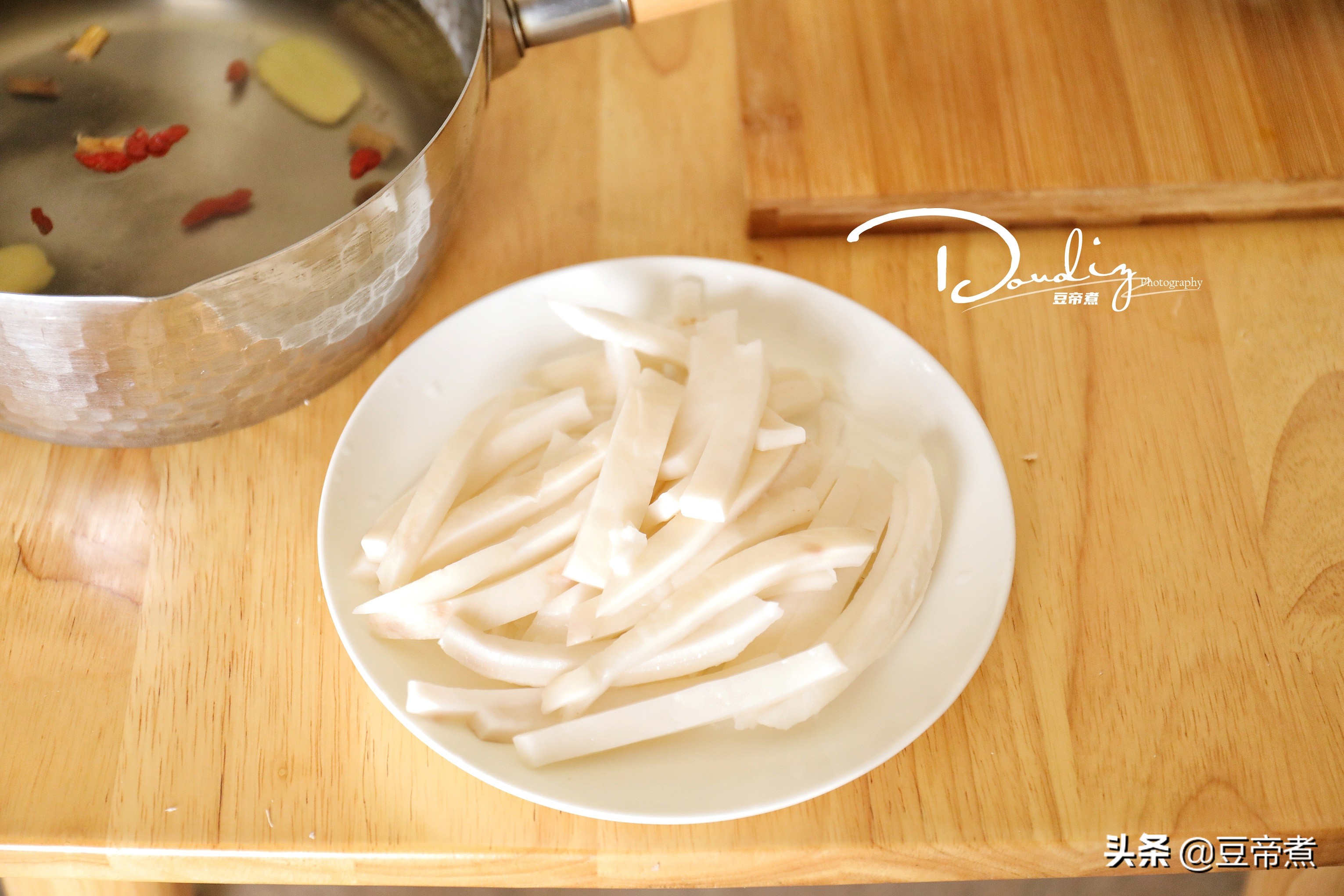 跟着海南厨友做鸡汤，汤清肉嫩好好吃，诀窍在于此两种水果上