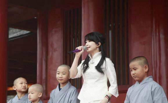 50岁孟庭苇罕晒近照，满头乌发肌肤白皙似少女，