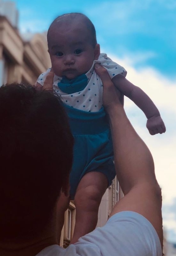 羅仲謙曬女兒，小珍珠眨巴眼睛粉嘟嘟，身體還沒爸爸手臂肌肉大