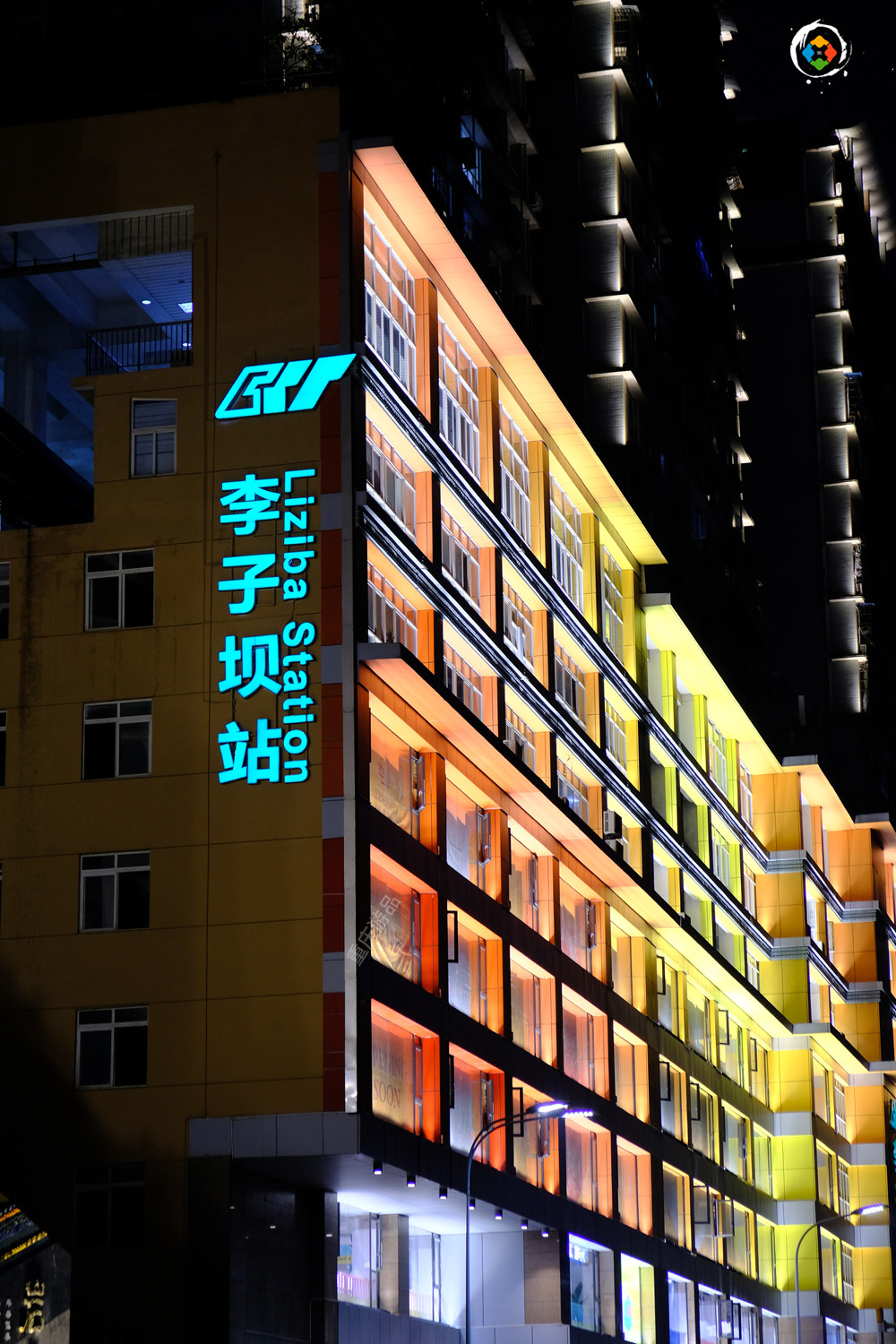 重庆李子坝夜景灯饰会影响居民吗？现场实地打探，窗户下就是光源