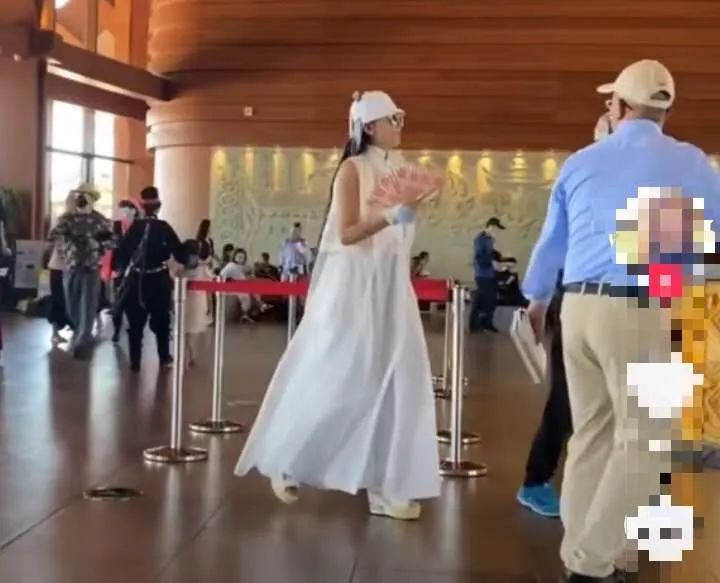 杨丽萍新照只剩骨架，瘦如竹竿皮肤糙，不穿民