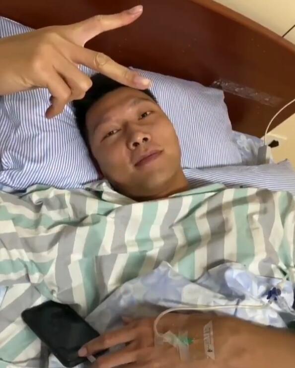 跟腱斷裂手術後首次發聲！易建聯比剪刀手，四字回應又好笑又心疼