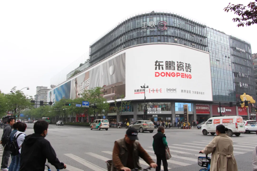 五一黄金周高能|东鹏携新品广告亮相全国核心地标,彰显品牌实力