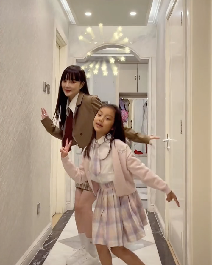 李小璐母親節曬母女視頻，各種風格切換，甜馨身高直逼媽媽肩膀
