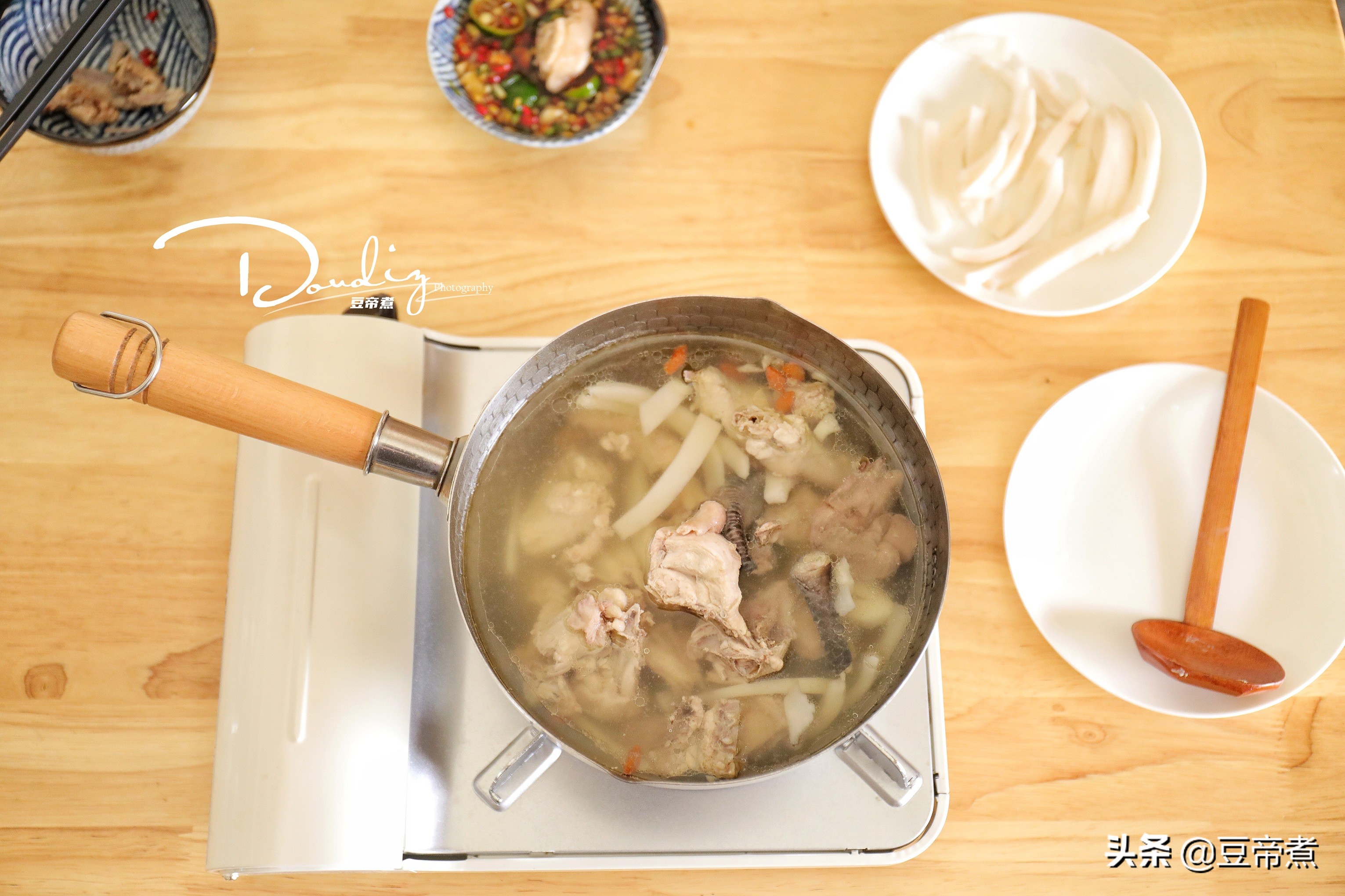 跟着海南厨友做鸡汤，汤清肉嫩好好吃，诀窍在于此两种水果上