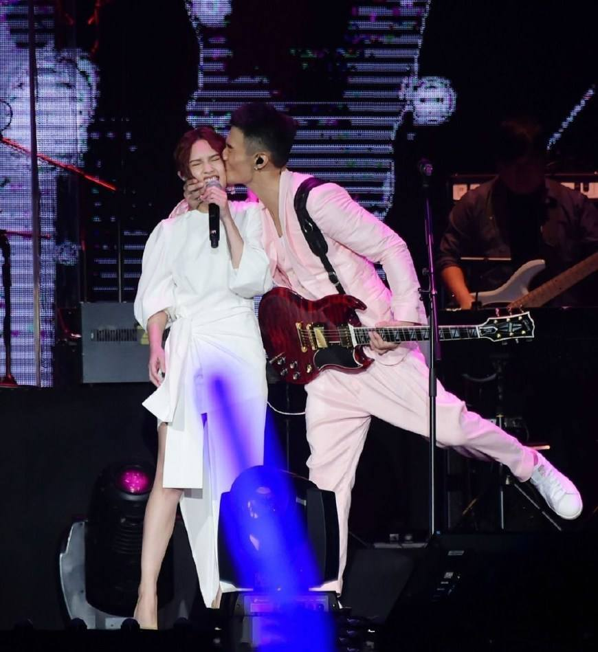 李荣浩提词器比别的明星大一倍？网友爆笑：他眼睛小又不是近视