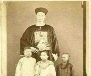 他生于清初死于民国，娶24个老婆，200岁时还到处