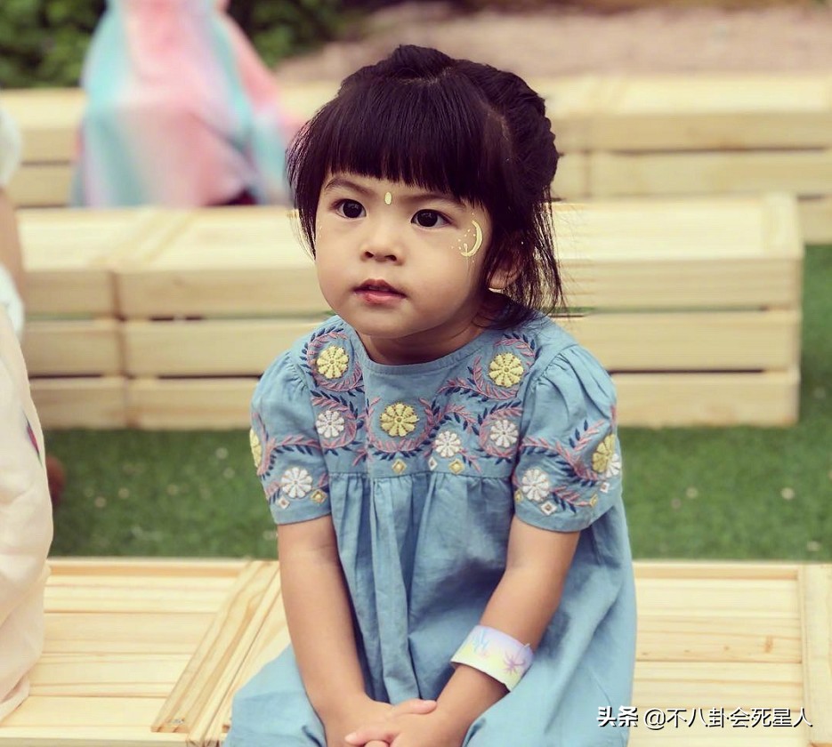 波妞成最严肃星二代，拍照不笑还爱皱眉头，才两岁就能打哭咘咘