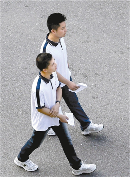 当年两个“夺刀少年”，不惜错过高考救下一车