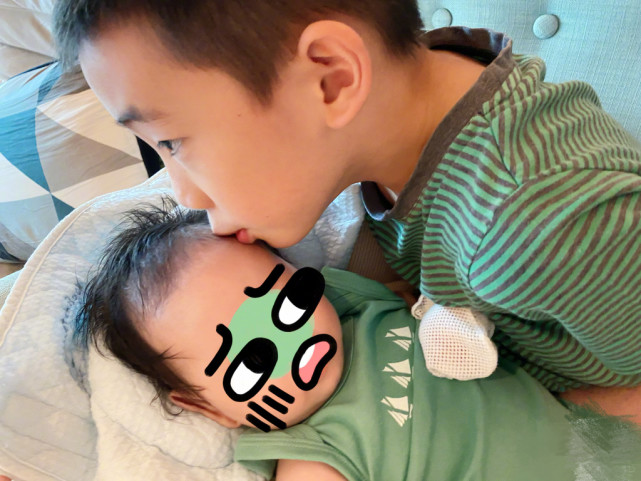 太真实！应采儿庆祝小小春上学，摇头晃脑演绎神兽归笼最亢奋妈妈