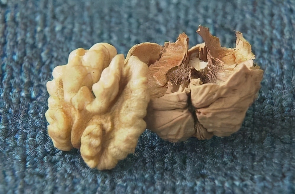 It is best to eat walnuts in winter to protect the heart and ...